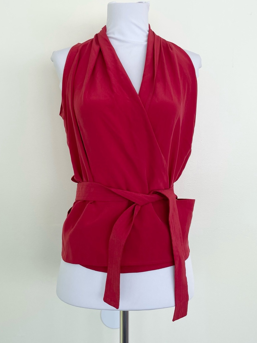 Max Mara 100% Silk Made in Italy Sleeveless Red Wrap Blouse US 2 Vneck Tie Waist